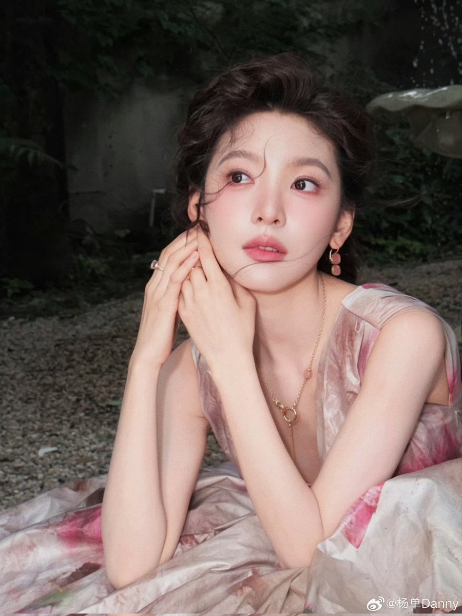 armenitac's tweet photo. like a flower waiting for the breeze to tell its story. 🌸🫧 every glance carries a quiet kind of wonder, while the soft petals and gentle colors make this moment feel almost unreal. 🤍✨ some beauty doesn't ask to be noticed— https://t.co/bqZaSJEmbW