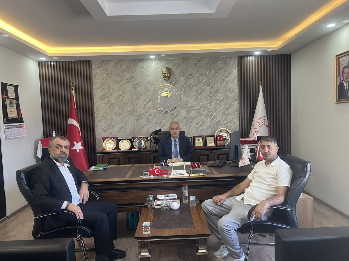 ihsanakin44's tweet photo. Tarım ve orman il müdürümüz mütevazi insan Sn Osman Akar’ı ziyaretimiz, yapılan projeler, destekler, programlar ve çoban evleri vs ile ilgili görüşmelerimiz. İlgisi ve desteklerinden dolayı yetiştiricilerimiz, üreticilerimiz ve çiftçilerimiz adına teşekkür ederiz. https://t.co/fLUG1iIYUb