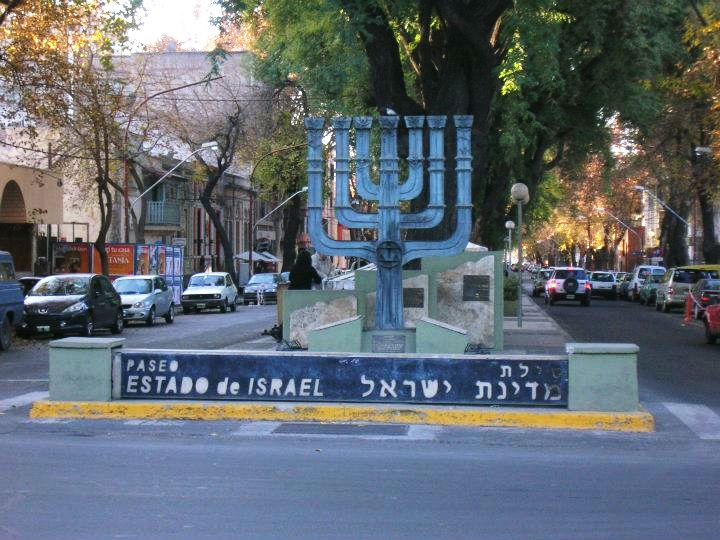 SammyHistorian's tweet photo. Jewish Community in Argentina✡️🇦🇷
Argentina has the largest Jewish Community in Latin America.
About 250K Jews live in Argentina

Early years
Some conversos (Secret Jews) settled in Argentina during the 16th-19th century.
However, Argentine Jews did not form a community until the 19th century.
The first Jewish wedding in Buenos Aires was recorded in 1860.
During the great wave of European immigration to Argentina (1860s), many Jews arrived in the country from Italy and Spain.
The Constitution of 1853 guaranteed religious freedom to the Jewish community in Argentina.

Immigration to Argentina
Since the late 19th century, around 300,000 Jews have immigrated to Argentina to escape Tsarist pogroms and Nazi persecution.
As a result, Argentina became home to the largest Jewish community in Latin America.

Juan Peron highly complex &  pragmatic 
Peron stablished diplomatic relations with Israel, and welcomed thousands of Jewish immigrants, However he  protected Nazi war criminals.

The Junta (1976–1983)
the ruling junta targeted Jewish citizens with disproportionate severity, abducting, torturing, and murdering approximately 1,900 to 2,000 Jews.
As a result, many Argentine Jews emigrated to Israel.

Terrorism against jews in Argentina
1992 Israeli Embassy Bombing
On March 17, 1992, a suicide bomber drove a truck filled with explosives into the Israeli Embassy. The blast killed 29 people and injured over 200, destroying the embassy, a nearby church, and a school. Responsibility was claimed by Islamic Jihad, an affiliate of Hezbollah

1994 AMIA Jewish Community Center Bombing
On July 18  1994, a bomb-laden van rammed into the Asociacion Mutual Israelita Argentina (AMIA) building. It killed 85 people and injured more than 300, making it the deadliest terrorist attack in Argentine history.