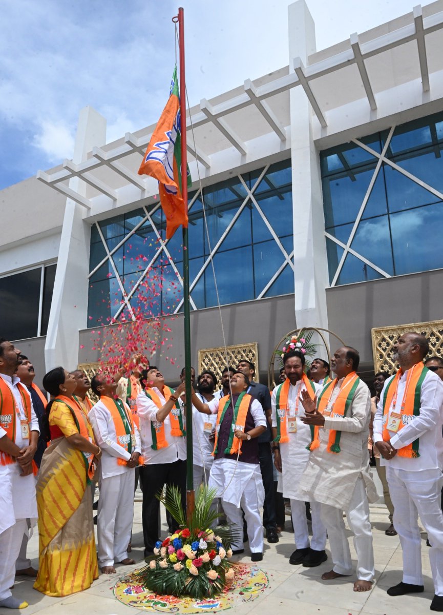 BJP4India's tweet photo. "𝐓𝐡𝐞𝐫𝐞 𝐢𝐬 𝐜𝐥𝐚𝐫𝐢𝐭𝐲 𝐢𝐧 𝐨𝐮𝐫 𝐩𝐚𝐫𝐭𝐲: 𝐍𝐚𝐭𝐢𝐨𝐧 𝐟𝐢𝐫𝐬𝐭, 𝐩𝐚𝐫𝐭𝐲 𝐧𝐞𝐱𝐭, 𝐬𝐞𝐥𝐟 𝐥𝐚𝐬𝐭."

BJP National President Shri @NitinNabin addressed the Telangana State Executive Meeting in Telangana. ⬇️ https://t.co/bVPbLZkbKH