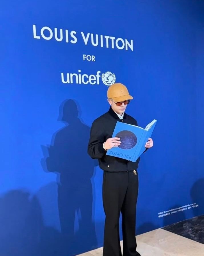 Pop7base's tweet photo. GOT7’s Jackson Wang attended the Louis Vuitton for UNICEF event, filming aboard the boat “The Louis.” https://t.co/9KCbmNp13y