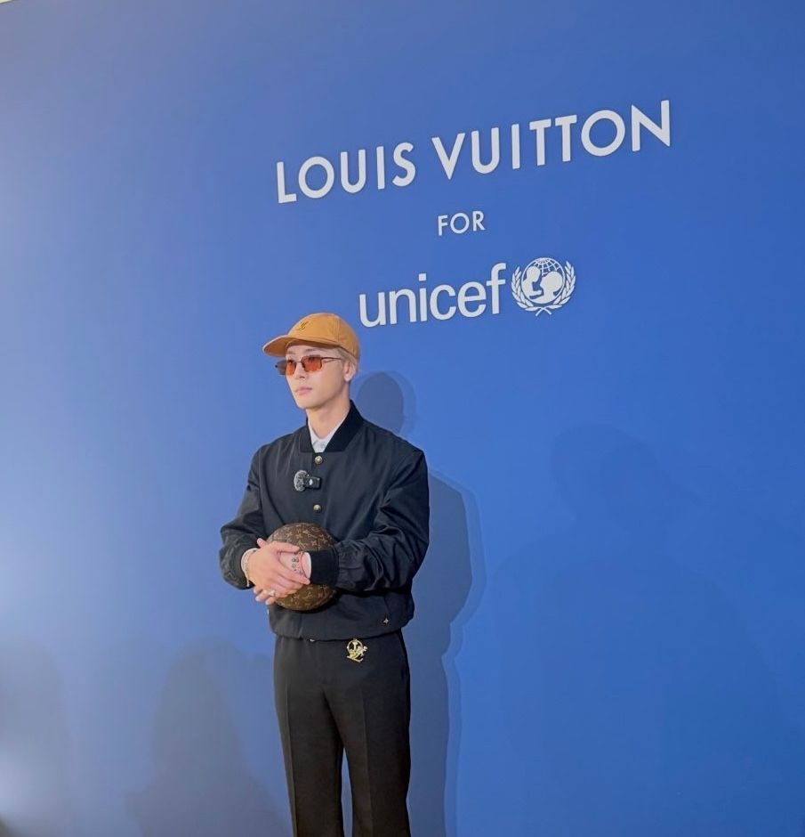 Pop7base's tweet photo. GOT7’s Jackson Wang attended the Louis Vuitton for UNICEF event, filming aboard the boat “The Louis.” https://t.co/9KCbmNp13y
