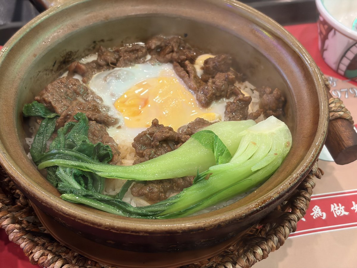iam_asheng's tweet photo. 池袋の回転火鍋はあきらめて、近くの民記で煲仔飯...！頼んだのは牛肉と生卵入り煲仔飯と中華干し肉ソーセージ入り煲仔飯2つにスペアリブのスープ！運ばれてたてのアツアツのやつにタレを垂らしてお焦げを作る。具材盛りだくさんで美味しい！1人で食べにきている若い中国人のお客さんも多かった。 https://t.co/sJx30cD837