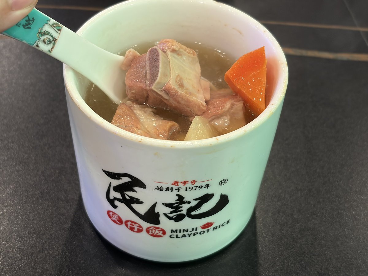 iam_asheng's tweet photo. 池袋の回転火鍋はあきらめて、近くの民記で煲仔飯...！頼んだのは牛肉と生卵入り煲仔飯と中華干し肉ソーセージ入り煲仔飯2つにスペアリブのスープ！運ばれてたてのアツアツのやつにタレを垂らしてお焦げを作る。具材盛りだくさんで美味しい！1人で食べにきている若い中国人のお客さんも多かった。 https://t.co/sJx30cD837