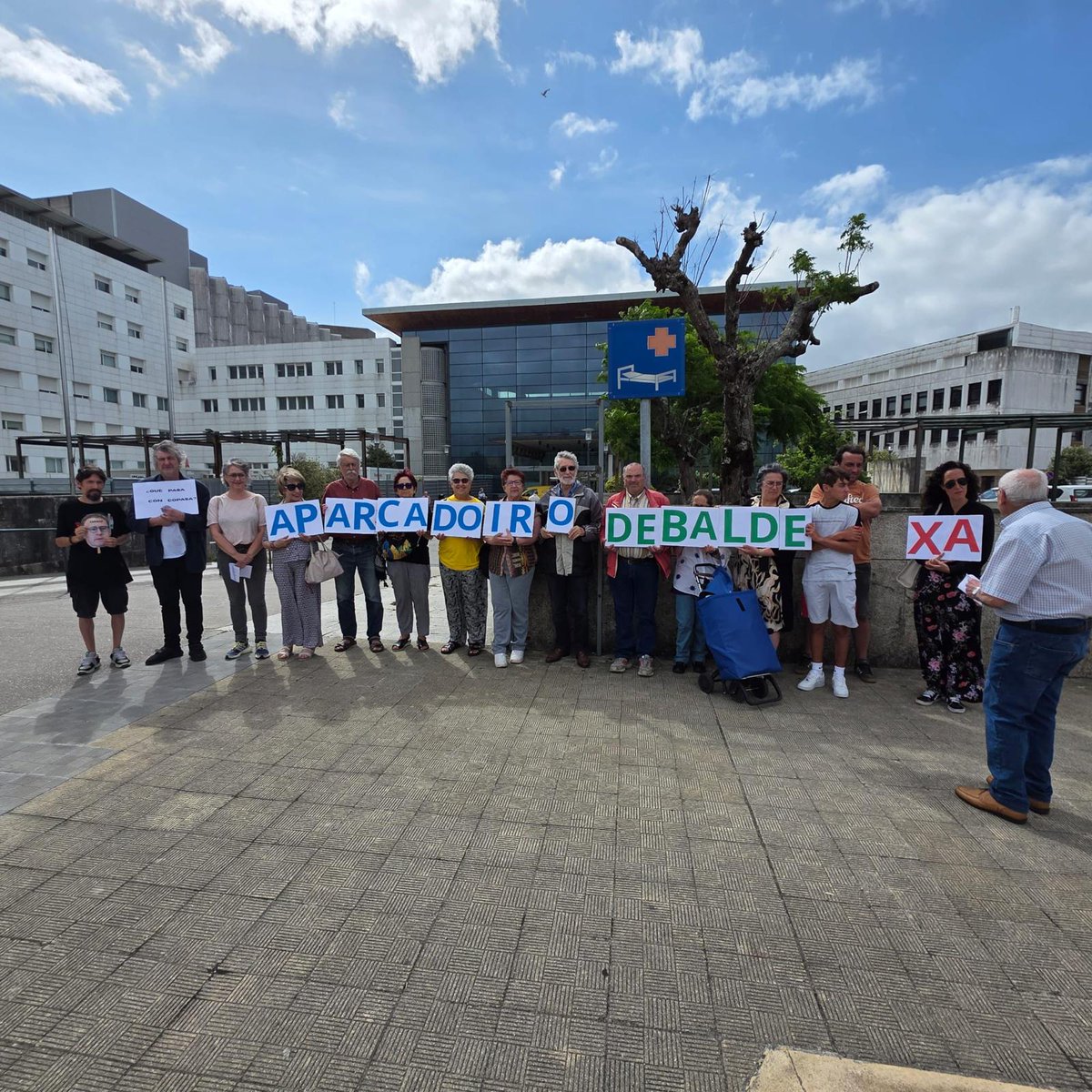 BNGFerrolterra's tweet photo. Esta mañá acompañamos á Plataforma SOS Sanidade Pública de Ferrolterra e á Plataforma Transporte Público Digno Ferrol e Comarca nun acto para reivindicar a gratuidade do aparcadoiro do CHUF. #Ferrol #Ferrolterra #SanidadePública #TransporteDigno https://t.co/9mLKJrJ9B9