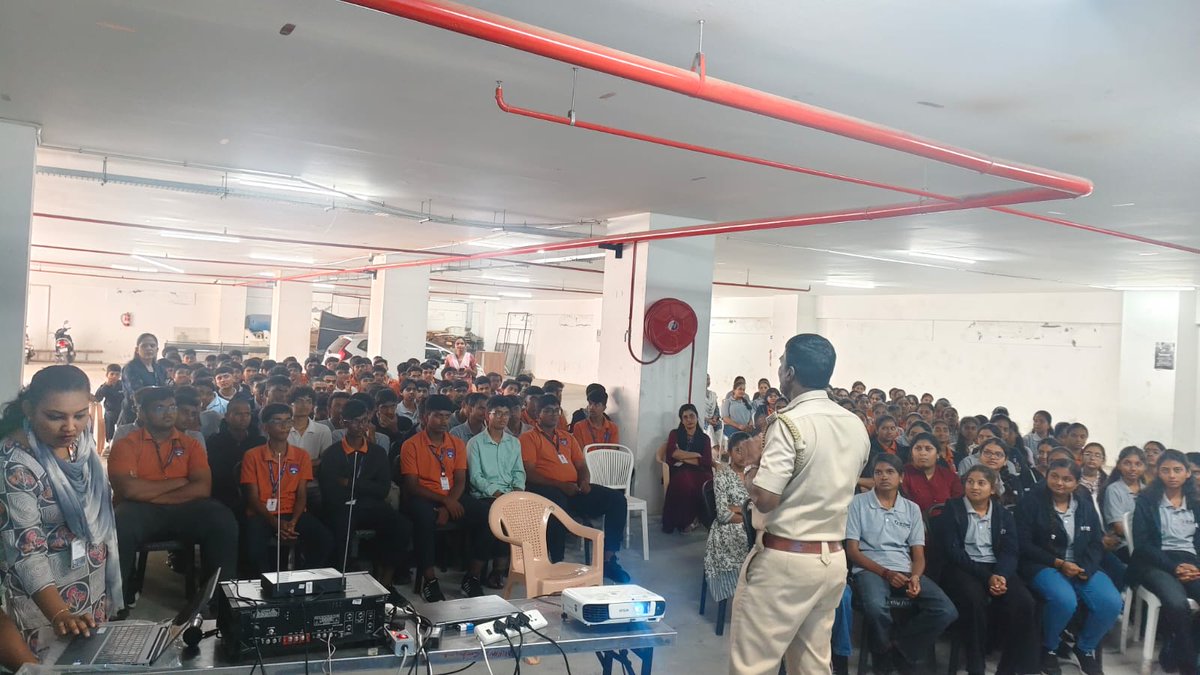 tgpuraps's tweet photo. ಈ ದಿನ ತಲಘಟ್ಟಪುರ ಪೊಲೀಸ್ ಠಾಣಾ ವ್ಯಾಪ್ತಿಯ ವಿವಿಧ ಶಾಲಾ  ಕಾಲೇಜುಗಳಿಗೆ ತಲಘಟ್ಟಪುರ ಪೊಲೀಸ್ ಠಾಣೆಯ ಅಧಿಕಾರಿ ಮತ್ತು ಸಿಬ್ಬಂದಿಗಳು ಭೇಟಿ ನೀಡಿ ಅಂತರರಾಷ್ಟ್ರೀಯ ಮಾದಕ ವಸ್ತುಗಳ ದುರುಪಯೋಗ ಮತ್ತು ಸಾಗಾಣಿಕೆ ವಿರೋಧಿ ದಿನದ ಅಂಗವಾಗಿ  ಮಾದಕ ವಸ್ತುಗಳ ಬಳಕೆಯಿಂದ ಆಗುವ ದುಷ್ಪರಿಣಾಮಗಳ ಬಗ್ಗೆ ವಿದ್ಯಾರ್ಥಿಗಳಲ್ಲಿ ಅರಿವು ಮೂಡಿಸಲಾಯಿತು. https://t.co/7ohdg8Nq1q