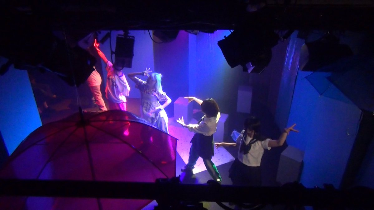 gucirtyy's tweet photo. CCB公演
『雨、雨。』

数々の素晴らしい灯りで私たちを熱くかっこよく彩ってくださった照明の関口さん。そしてサポートの皆様。
本当にありがとうございました！！！
たいへんお疲れ様でした！

#演劇ユニットCCB
#雨雨 https://t.co/oc19UcHAYP