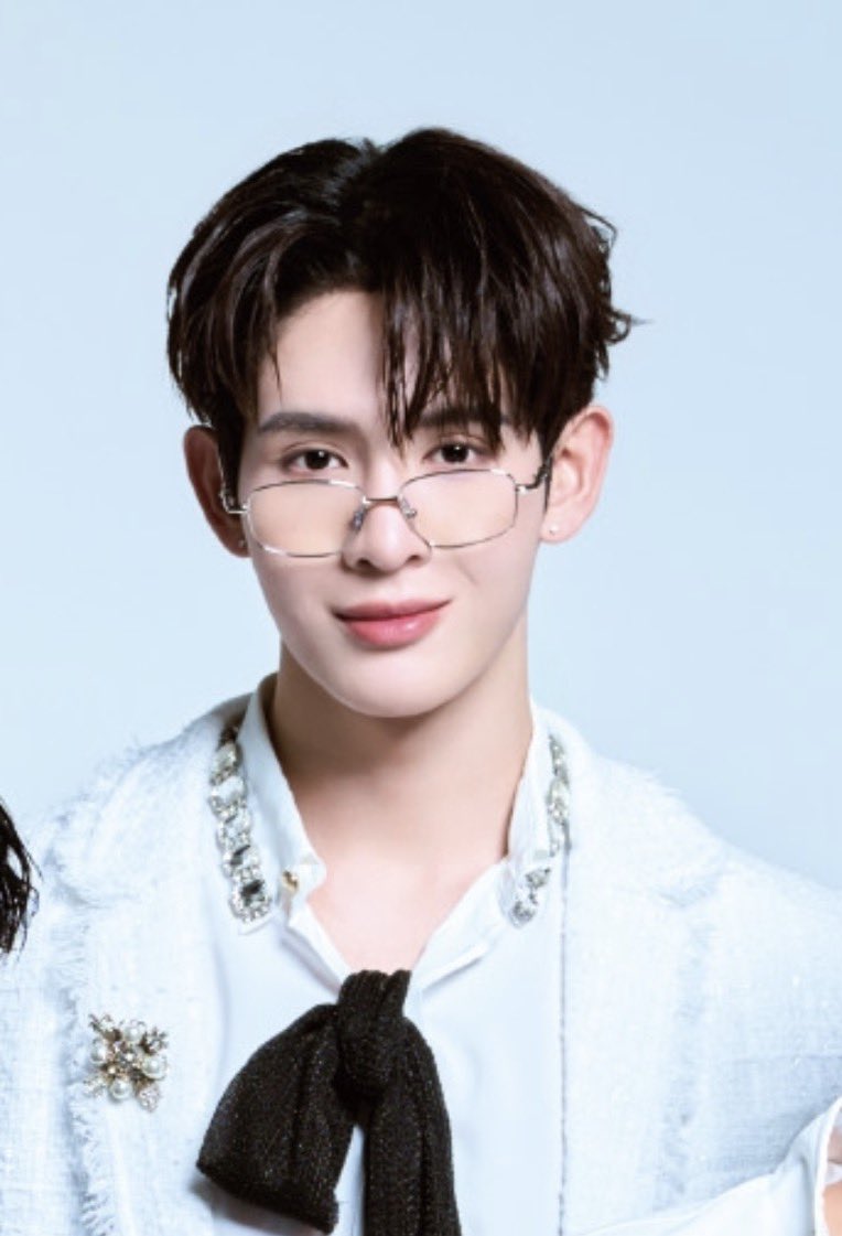 Im inlove with that man in eye glasses. #JamesSu