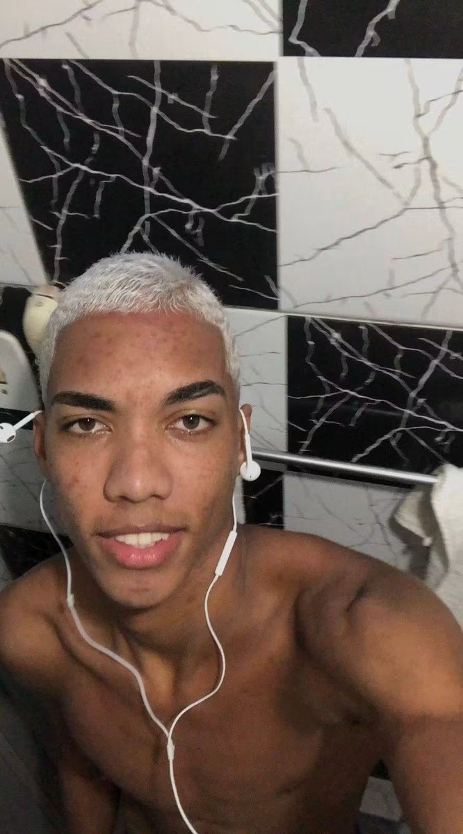 ViniciusNazaro1's tweet photo. Gostaria de pedir a ajuda de todos !        Esse da foto é meu primo Tiago Nazario de Oliveira de 21 anos , ele saiu de casa NO SÁBADO indo ao ENCONTRO DE UM SUPOSTO AMIGO NA ILHA DO GOVERNO NA COMUNIDADE DO MARUIN ONDE QUAL MEU PRIMO PASSOU O SÁBADO E O DOMINGO COM ESSE SUPOSTO https://t.co/cAwtR8YjPe