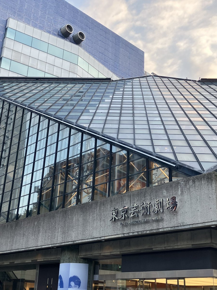 ranthread's tweet photo. 孤独な三人の物語。三人の息遣いがすごく感じられてめっちゃ良かった！孤独な気持ちや記憶ってなかなか埋めることは難しいよね。。

開演前後で舞台セットをまじまじと見られるの嬉しい！

 #オーファンズ２０２６ https://t.co/CVom3HTi7I