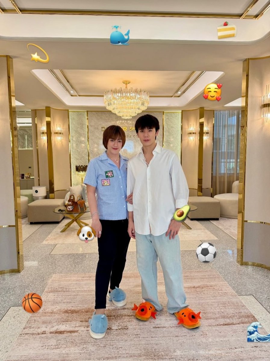 ladyheronstairs's tweet photo. when seacean were working, jimmy was at the clinic. now it's jimmy at an event, and sea is the one at the clinic. it's so cute how the clinic has become their shared space, like the one place where they can still feel a bit of each other's presence even when the other isn't around 😆🥹

(and yes, that little guy sitting over there is totally waiting for his hia so they can have a date after the event🙂‍↔️ source: trust me bro)