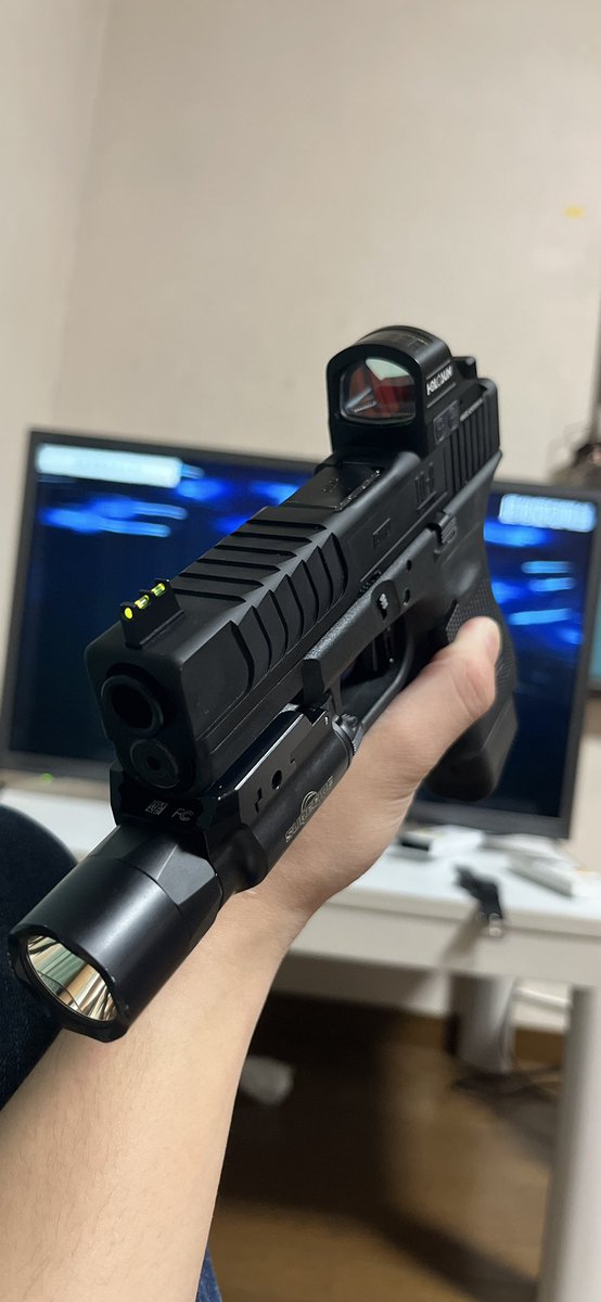_udks's tweet photo. 10-8のスライド組んだGlock19
この角度から見るの好き https://t.co/zPHdBPzine