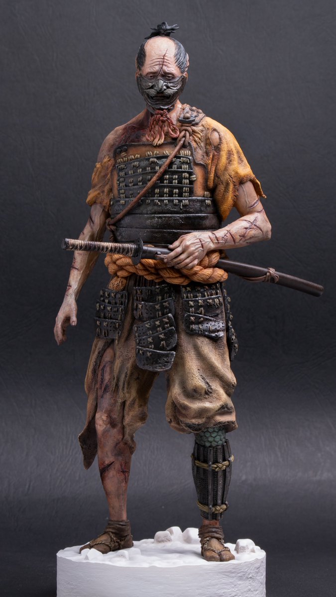tatsuyayamao's tweet photo. 隻狼 / 死なず半兵衛　完成です。
原型：JETBOY 様

肌の血色感や傷口の生々しさ、甲冑の金属感など、質感にこだわって制作しました。
塗装から撮影まで、今の自分のすべてを注ぎ込んだ作品です。 https://t.co/Zffon34Hhc