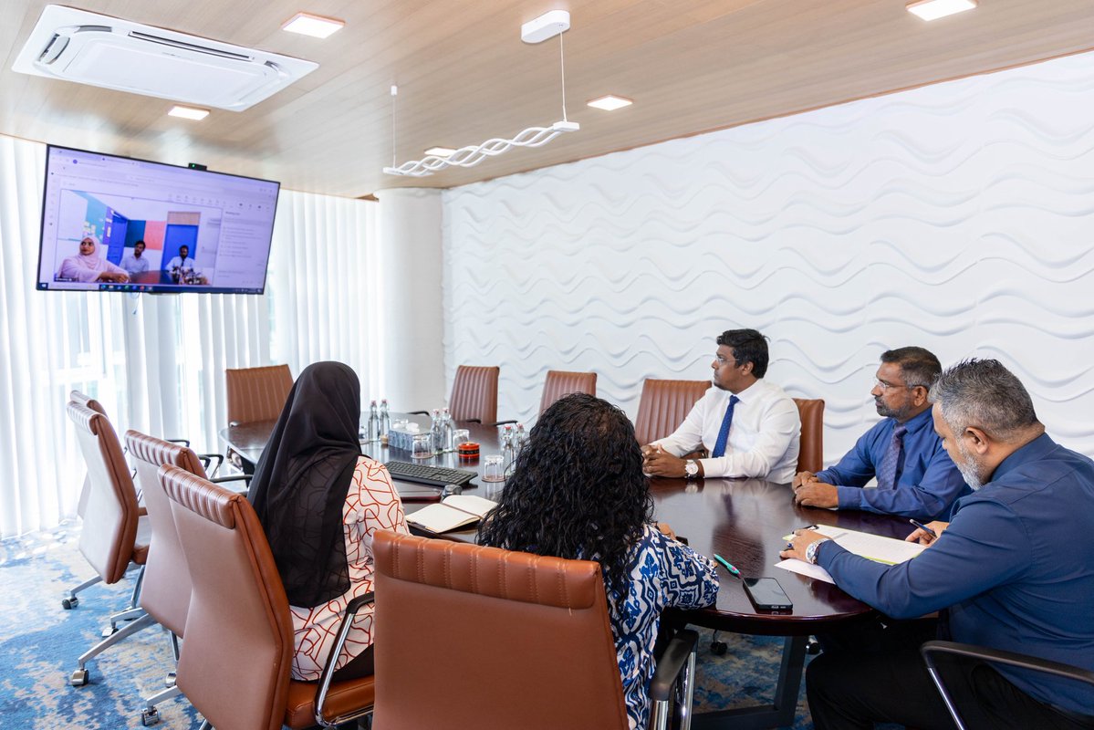 MFAORmv's tweet photo. ވަޒީރު އަޙްމަދު ޝިޔާމް، ނ.ކުޑަފަރީ ކައުންސިލާ ބައްދަލުކުރެއްވުން.

އޮންލައިންކޮށް ކުރިއަށްދިޔަ މި ބައްދަލުވުމުގައި، ވުޒާރާއިން ކުރިއަށްގެންދާ ފަރުމަސްވެރިކަމާއި، ދަނޑުވެރިކަމުގެ އިތުރުން މެރިކަލްޗަރ މަޝްރޫޢުތަކާ ގުޅޭ މަޢުލޫމާތާއި އަދާހަމަ ވަނީ ޙިއްޞާކުރައްވާފައެވެ. އަދި މި ވުޒާރާއާ ގުޅިގެން ކުރިއަށް ގެންދިއުމަށް ބޭނުންވާ ކަންކަން ކައުންސިލުގެ ފަރާތުން ވަޒީރާއި ވަނީ ހިއްސާކުރައްވާފައެވެ.