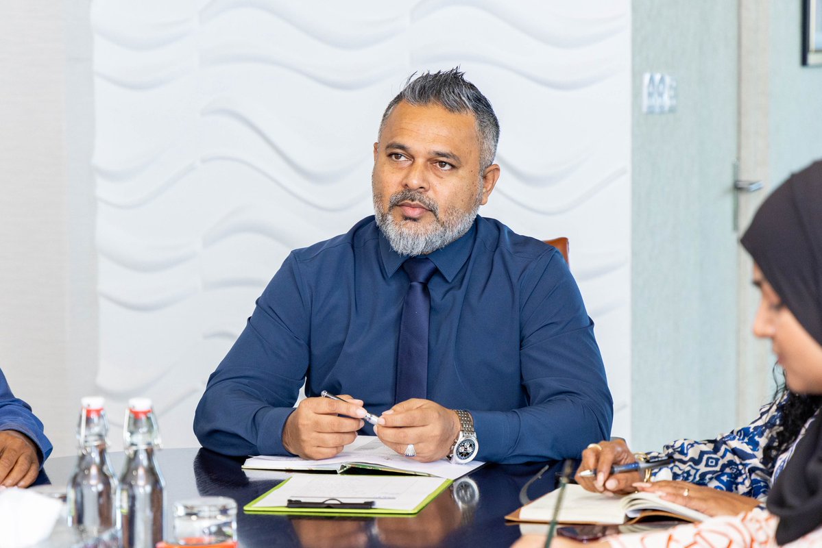 MFAORmv's tweet photo. ވަޒީރު އަޙްމަދު ޝިޔާމް، ނ.ކުޑަފަރީ ކައުންސިލާ ބައްދަލުކުރެއްވުން.

އޮންލައިންކޮށް ކުރިއަށްދިޔަ މި ބައްދަލުވުމުގައި، ވުޒާރާއިން ކުރިއަށްގެންދާ ފަރުމަސްވެރިކަމާއި، ދަނޑުވެރިކަމުގެ އިތުރުން މެރިކަލްޗަރ މަޝްރޫޢުތަކާ ގުޅޭ މަޢުލޫމާތާއި އަދާހަމަ ވަނީ ޙިއްޞާކުރައްވާފައެވެ. އަދި މި ވުޒާރާއާ ގުޅިގެން ކުރިއަށް ގެންދިއުމަށް ބޭނުންވާ ކަންކަން ކައުންސިލުގެ ފަރާތުން ވަޒީރާއި ވަނީ ހިއްސާކުރައްވާފައެވެ.