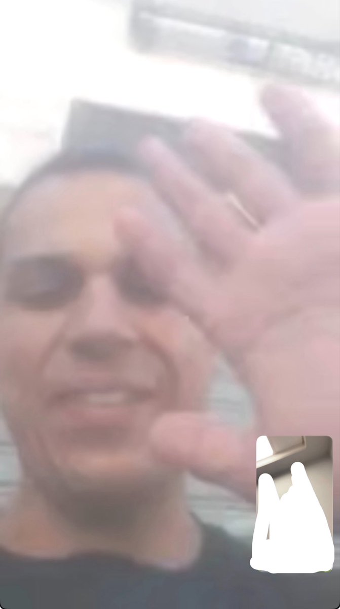 obuabey's tweet photo. Ahmed kardeşimle az önce görüntülü konuştum, tanıştım. Soldaki kendisi, sağdaki İsrail saldırılarında yıkıldığını belirttiği evi. 

Yardım noktasında tereddüdü olan kardeşlerim için bu kadarına şahitlik ederim, gerisini Allah bilir. 

İnfak etmek istiyor, ancak böylesi hesapların güvenilirliği noktasında tereddüt yaşıyorsanız, görüntülü konuşmak iyi bir yöntem olabilir. 

Rabbim kardeşlerimizin sıkıntılarını gidersin, bize cihadın yollarını açsın.