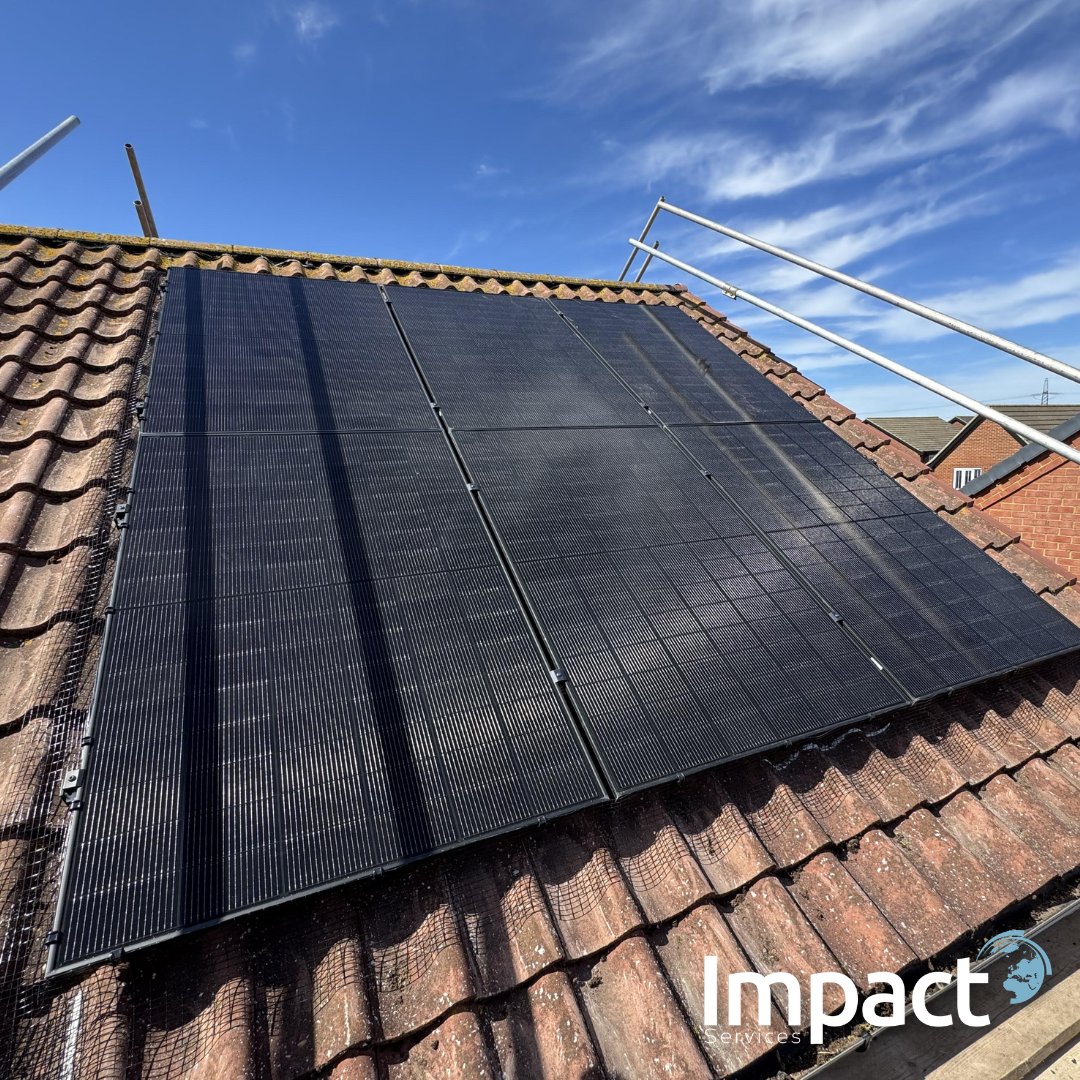 _impactservices's tweet photo. Our team has been in Hethersett completing a high-performance solar and battery installation, helping a family home store excess power and maximise round-the-clock efficiency with all-black panels, Fox ESS battery storage and Bird Blocker protection. #SolarEnergy #HethersettSolar https://t.co/7ihgxp75kK