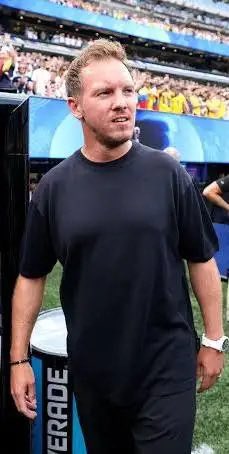 ConnolySean's tweet photo. If your coach is dressed like this, then you shouldn’t win. #football #fifaWorldCup https://t.co/YEhJnxQpR0