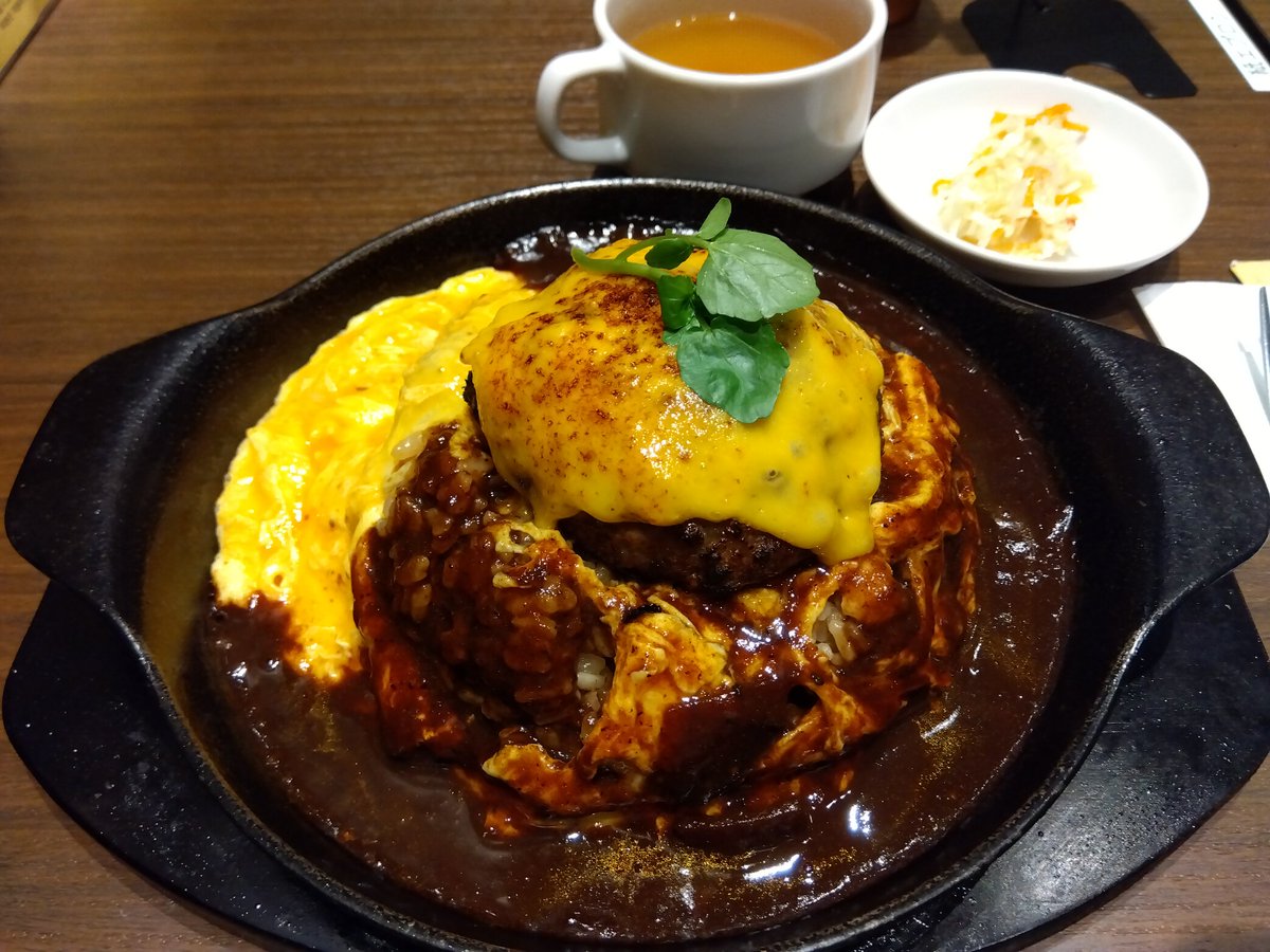 nrsaurus's tweet photo. 中年男が、今日は食事して帰ろうと思った時の選択肢が、ハンバーグオムライスだっていいじゃないですか、味覚は小5なので。 https://t.co/WObrf7C9Cf