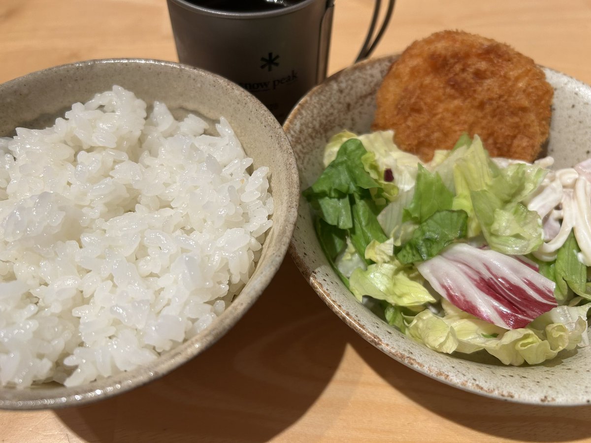 mayuka_life's tweet photo. 仕事終わりにスーパー寄ったら、たまたま割引シール貼られる時間だったので、久しぶりのおつとめ品ハント☺️

・ロメインレタス
・スパゲッティサラダ
・カニクリームコロッケ
・唐揚げ

写真1枚目のもので350円👍

夜ご飯はしじみ汁を追加して…写真2枚目の感じ👀
#節約生活 https://t.co/o14J9tq8QI
