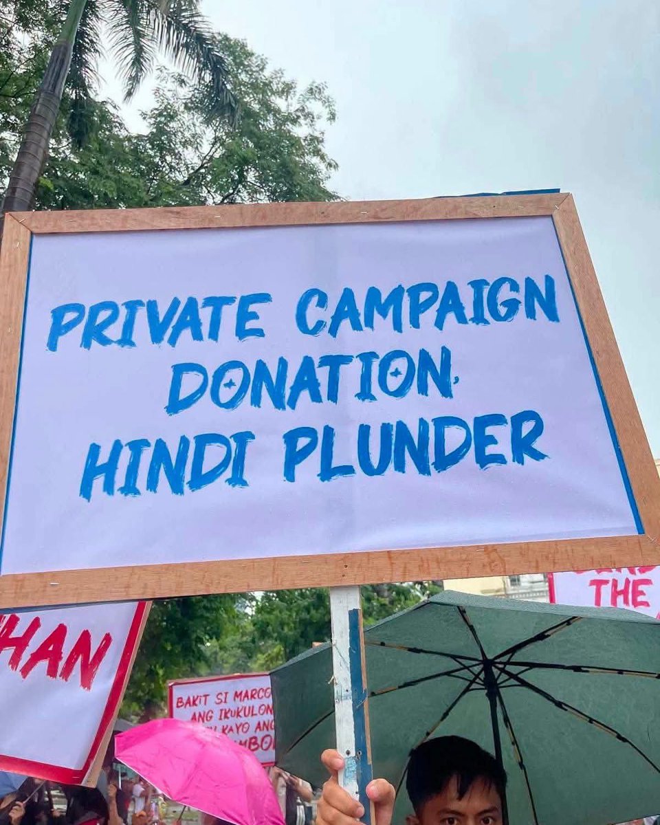 jesusfalcis's tweet photo. ❌ INC Rallyist Placard: “Private campaign donation yun, hindi plunder.”

✅ One, plunder yan basta over ₱50M kahit galing sa taxpayer’s money or private money or gift.

Two, galing sa bunganga mismo ni Marcoleta na he got the money before the campaign period. 👊

😂 https://t.co/nE1WOgwU3v