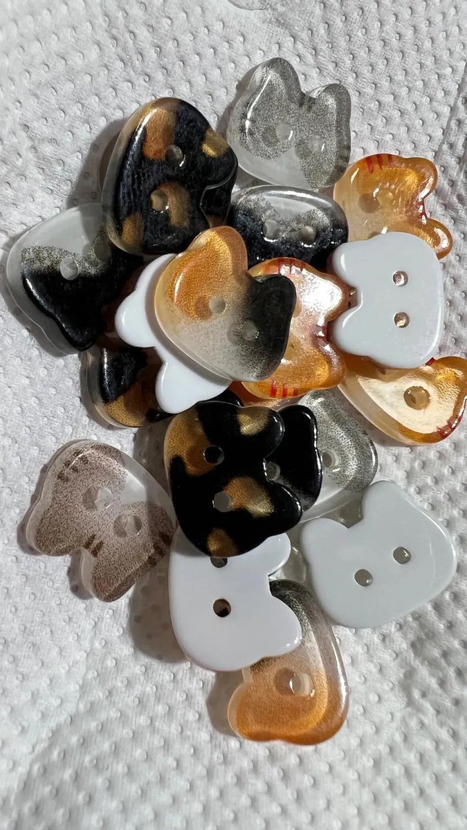dazzlinghavens's tweet photo. cat buttons https://t.co/6vjDQ6R4Bv
