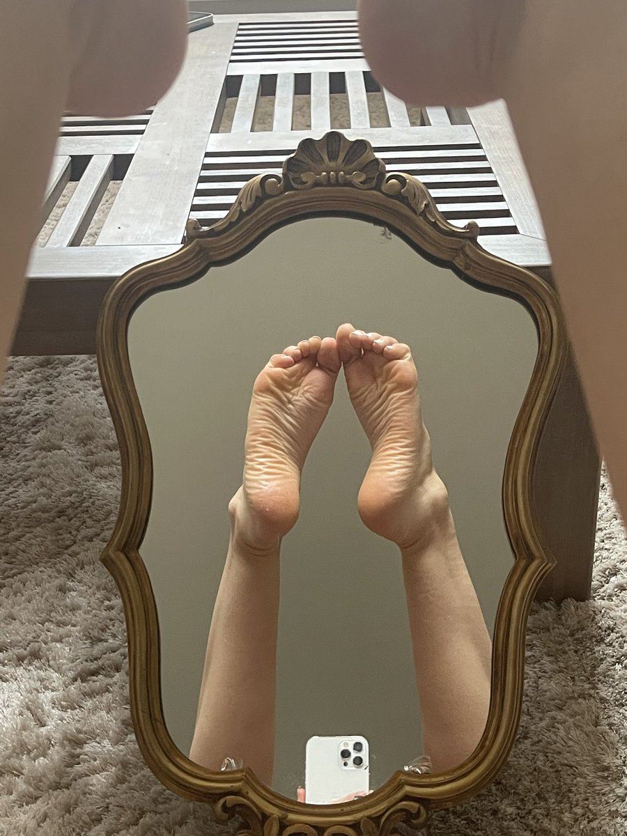 EclatDePerle's tweet photo. Ce ne sont que des pieds vous êtes bizarres.. https://t.co/ugrySjG9Bg