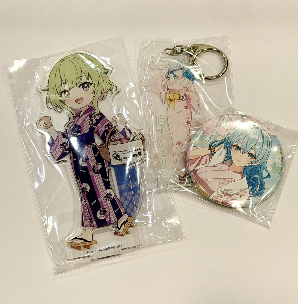 yado_fukujusou's tweet photo. 帰る前に御奉納品の紹介をさせていただきます！😌♨️🌙✨

今回御奉納いただく時に、最初に写真3枚目のサラミベビーをいただいたんですよ。こういうの大好物なので『おわァーッッ！めちゃめちゃ美味しそう！普段晩酌とかしないし、お酒飲まなくても生きていける人間なんだけど、こういう素敵なおつまみがあるとお酒の1杯でも嗜んじゃおうかな！？なんて思っちゃうよね！んふふビールにしよっかな！あ、でも俺そんな得意じゃないから氷入れて飲もっかな☺️』とか考えてたんですね！(ここまで0.3秒)

そしたらさ

出てきたんですよ

#白子ひまり ちゃんのクリアファイルが。シュッと。カアナパリさんの湯上がりひまりちゃんの缶バッジと、等身大のアクキーも。キミ、決闘者？(デュエリスト)

ここでまず俺はものすごいのけぞったわけです。多分ぽか様は見てなかった。

で、その後にね

出てきたんですよ

#小浜あまね ちゃんの、アクスタが。

俺ね、テーブルと椅子の間に沈んじゃいましたよ。多分ぽか様は見てなかった。おい。見なさい。

俺ね、前も散々語らせていただいているんですけど、杏月ちゃんを"娘枠"としたときに、ひまりちゃんと、あまねちゃんが、ビジュアルで頂点なんですよ。本当に可愛いと思っていて。あまねちゃんなんて一番フィギュアになってほしいもん。pop up paradeで出してほしいもん。頼むよグッスマ。別の会社だけど諏訪姫もプラモ化だもん！すごい！話が逸れましたけども、もうね、やはり今回もまじまじと見つめさせていただいたわけです。ぽか様が目の前にいるのにしみじみ「可愛いわ…」を連呼する始末。このクリアファイル見て。まってクリアファイルって、こんなに良いものだったの？推しの姿が、等身大で、キッチリ堪能できるんだよ？クリアファイルって、良くない？白子ひまり、近くで見るか。近くで見るか。近くで見るか。もうそんな感じ。まぁやっぱね、あまねちゃんよりも、ひまりちゃんの方が、こう、現物がね、あるじゃないですか。だからやっぱ語る分量で言ったらそりゃどうしてもさ、ひまりちゃんが多くなっちゃうの。でも信じて、俺、あまねちゃんも好きだから。本当公式の缶バッジ是非再販してください。カアナパリさんのひまりちゃんもね、以前御奉納いただきましたけども、いくらあっても、良いのよ。あればあるほど、良いのよ。それって、愛なわけ。わかるでしょ？皆様から御奉納いただいたグッズを見ていると、事業者って幸せになれるの。それって、愛じゃん？だから、あればあるほど良いのよ。全てが。ひまりちゃんとあまねちゃんに限らず。でもひまりちゃんはちょっともう別格かな。これ書いてて俺やっぱ杏月ちゃん抜きにしたときはひまりちゃんがトップってことでいいのかもしれない。他の子でこんなに書けない気がするもん。ひまりちゃんってCVやってる来栖りんさんもとっても美人さんなので、イベントとかで是非コスプレしてほしいよね。はぁーー溜息。可愛い。でも一番あれなのがさ、これを御奉納してくれたぽか様がね、俺の怪文書が好きだって言うのよ。怪文書書いてくれって、言うのよ。「好きなことを叫んでくれてると良い」って言ってくださるわけ。自分はX頑張る過程でさ、やっぱ読んでくれてる人が「今日も元気やなw」とか、少しでも楽しんでくれたらいいなって思ってテンション高めにやってるとこもあって。でも勿論さ、人によってはこういう姿勢が「ダルwwwウザwww」とか思ってる人もいるわけじゃない。そういうのって気にしたらキリがないんだけど、今日は自分のそういう「あえて」出している部分を肯定してくれる人、ちゃんと見て楽しんでくれてる人がいるんだな〜っていうのが、とってもこうね、救われたというか。心からありがたかったなぁー！マジで！大マジ！怪文書、楽しんでくれてありがとう！これからも推しに対する愛は吐き出していこうと思います！！あとひまりちゃんの新しいグッズが出来たらDMするからね！！全然奉納しますよ！！って言ってたもんね！？🤣 今日はそんな感じでとっても良かったわけです。色々話聞いて今後のヒントも大いにいただいたし。あの本当ね、各地のグッズ展開とか、「こんなのやってるんですよ」とか、教えてもらえると、本当に大きいヒントになるんですよ。すぐ出来ることならやりたいし。だからウチに立ち寄ってくれたぽか様は、是非「推しは◯◯です！」って教えてね。ほんで色々珍しいことやってる所があったら写真とか見せてくださいな。本当に助かるので！Xもそうだけどこういう所に気付きって落ちてるんですよ！長々と書いちゃったけど、まぁ結論 #白子ひまり ちゃんLOVE。 #小浜あまね ちゃんも、大好き。そういうことですね😌✨

この度は、御奉納いただき誠にありがとうございました☺️♨️🌙✨

#温泉むすめ
#温むす
#戸倉上山田杏月
#戸倉上山田温泉
#湯の宿福寿草
#怪文書ふたたび