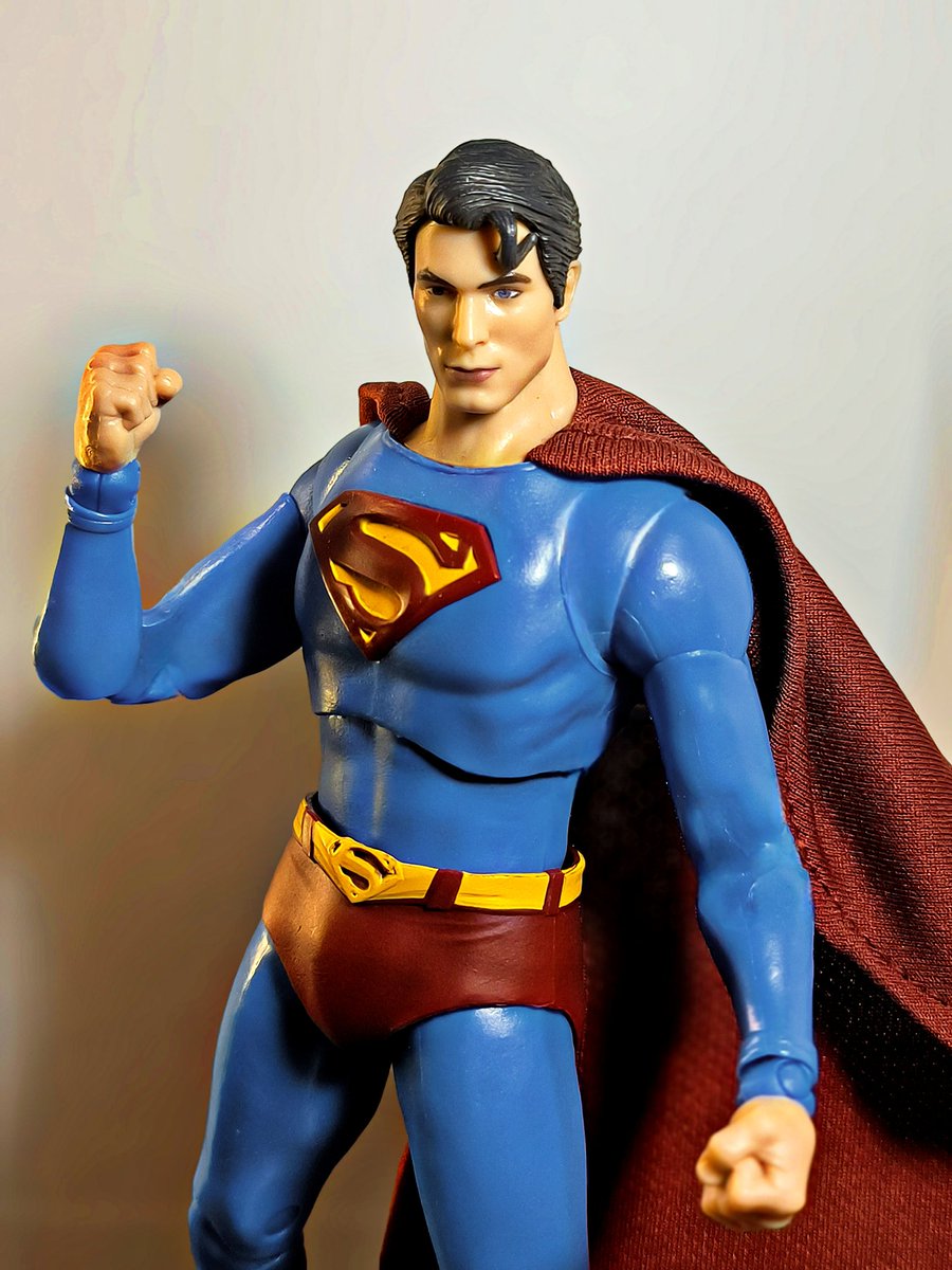 LEON38847805's tweet photo. Not the same guy!
  The face has  nothing related to Brandon,
the arms r too long,it looks so weird！
   It's not respects our childhood !
   Shame 4 u Mcfarlane！👎
#mcfarlane #SupermanReturns #actionfigures #BrandonRouth #superhero #Batman #Superman https://t.co/fSStO9gbRG