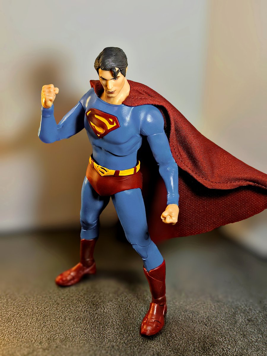 LEON38847805's tweet photo. Not the same guy!
  The face has  nothing related to Brandon,
the arms r too long,it looks so weird！
   It's not respects our childhood !
   Shame 4 u Mcfarlane！👎
#mcfarlane #SupermanReturns #actionfigures #BrandonRouth #superhero #Batman #Superman https://t.co/fSStO9gbRG