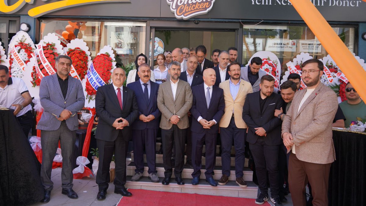 AvMuhammetSunar's tweet photo. • Erzurum’da hizmet vermeye başlayan Bahadır Arasoğlu’nun işletmesi Ton Ton Chicken’ın açılışını gerçekleştirdik.
Yeni iş yerinin hayırlı olmasını temenni ediyor; Bahadır kardeşimize bol, bereketli ve helal kazançlar diliyorum. Rabbim hayırlı ve bereketli eylesin. https://t.co/mfKOEdB5wH