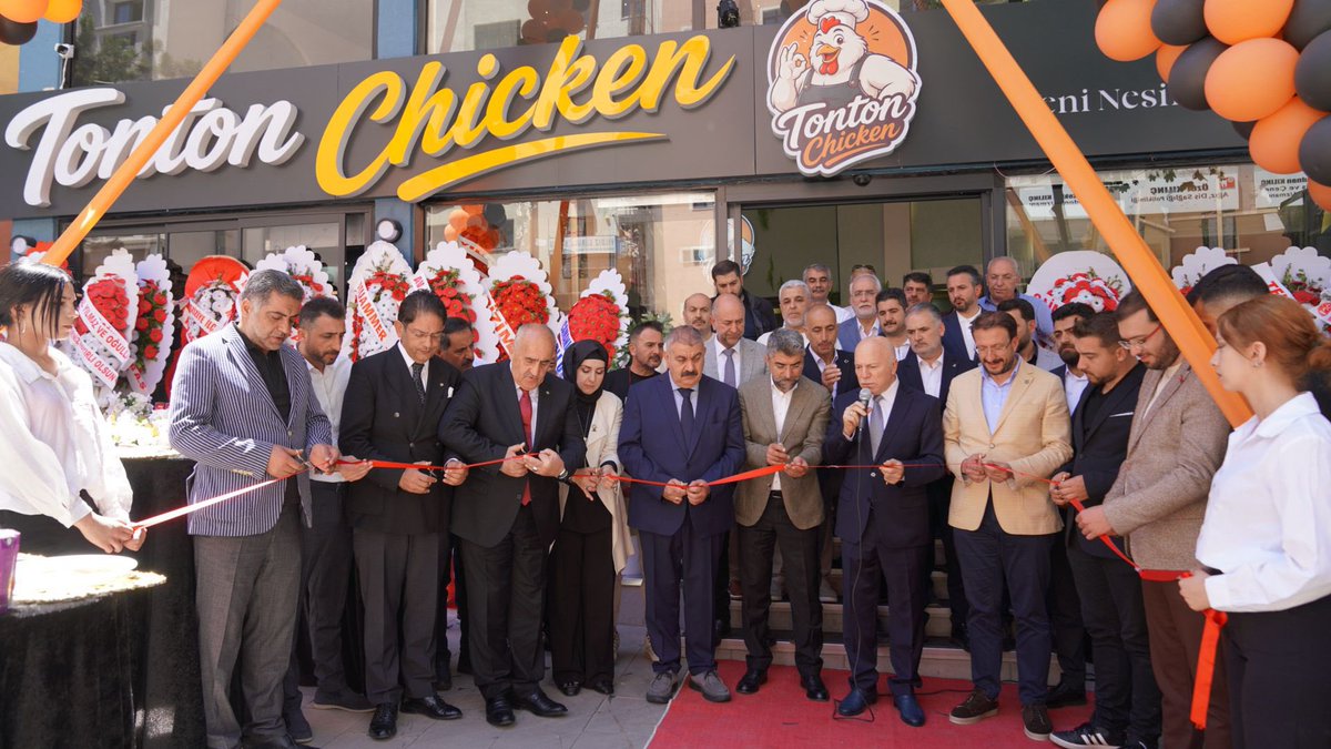 AvMuhammetSunar's tweet photo. • Erzurum’da hizmet vermeye başlayan Bahadır Arasoğlu’nun işletmesi Ton Ton Chicken’ın açılışını gerçekleştirdik.
Yeni iş yerinin hayırlı olmasını temenni ediyor; Bahadır kardeşimize bol, bereketli ve helal kazançlar diliyorum. Rabbim hayırlı ve bereketli eylesin. https://t.co/mfKOEdB5wH