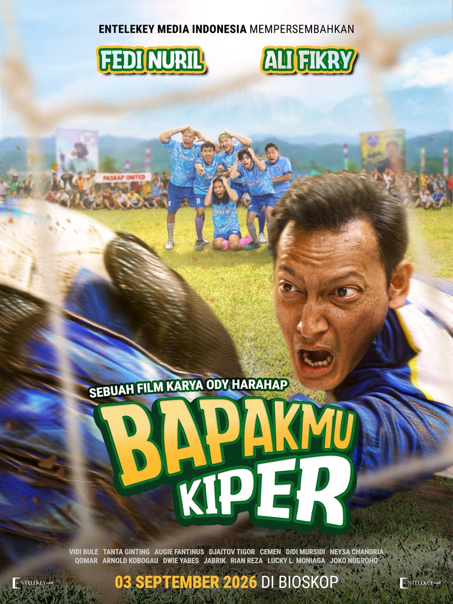 paradigmafilm's tweet photo. Kocak banget judulnya Bapakmu Kiper😂.
Kaya celetukan pas lagi kesel sama temen wkwk.

Tentang seorang anak yang lagi ngejar mimpi buat jadi pemain bola profesional lewat Tarkam Super Cup tapi bapaknya yang mantan kiper blunder malah ikut ngerecokin.
Castnya Fedi Nuril sama Ali Fikry.
Bakalan kocak sih ini.

Tayang di bioskop 3 September 2026!