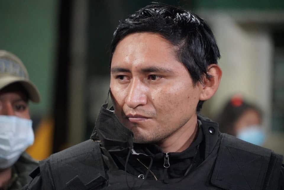 reddtvoficial's tweet photo. Reos y con prontuario, robaron partes de autos incautados y ahora son jefes de operativos en la ADUANA 

El 8 de mayo del 2022 fueron detenidos y enviados a la cárcel de San Pedro, Gustavo Medina Jaldin, José Alfredo Gómez Villalpando y Ronald Choque Gisbert acusados y presentados ante los medios como funcionarios aduaneros que realizaban operativos en las carreteras del país contra autos indocumentados (chutos), de acuerdo al informe en vez de llevar los vehículos a depósitos aduaneros en Pasto Grande, eran remitidos a talleres privados donde eran desmantelados y vendían las partes de los motorizados, sin la intervención de la Aduana. 

Tras la denuncia y la identificación de las víctimas en 2022 se procedió a intervenir talleres y se detuvo a Gustavo Medina Jaldin (jefe GRIA), Jose Alfredo Gómez Villalpando (funcionario aduana), y Ronald Choque Gisbert, (jefe de grupo), tras una audiencia de medidas cautelares fueron enviados a la cárcel de San Pedro. 

El gobierno del Presidente Rodrigo Paz decidió desempolvar a estos ciudadanos con prontuario y denuncias por peculado, robo, organización criminal y otros. El actual presidente de la Aduana, Alberto Soto de la Vía, procedió a designarlos otra vez como funcionarios de la Aduana encargados nuevamente de operativos en las carreteras del país. 

1.- Gustavo Medina Jaldin actualmente ocupa el cargo de jefe del GRIA en Potosí durante su detención era jefe del GRIA en Oruro 

2.- José Alfredo Gómez Villalpando actualmente cumple funciones como jefe de grupo del GRIA en Oruro durante su detención era jefe de grupo del GRIA en Oruro.