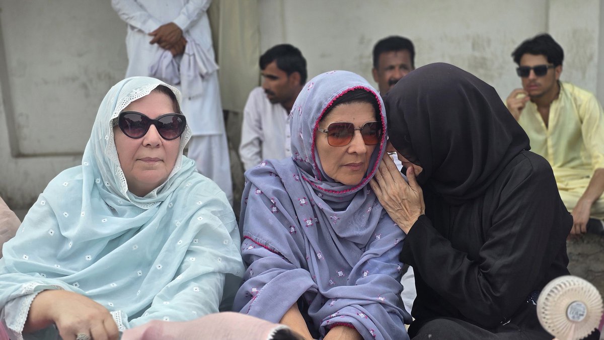 ISFPakistan's tweet photo. مذاہمت کی علامت، شوکت خانم کی شیردل بیٹیاں https://t.co/OTLGn4U5z3
