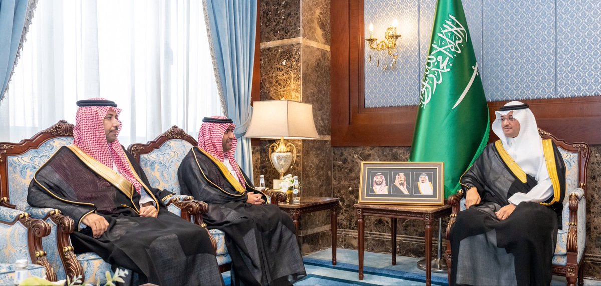 m_aljafry's tweet photo. استقبل صاحب السمو الملكي الأمير #سعود_بن_طلال بن بدر محافظ #الأحساء ، بمكتب سموّه بمقر المحافظة اليوم " الثلاثاء " ، وكيل وزارة البلديات والإسكان لتحفيز المعروض السكني والتطوير العقاري عبدالرحمن بن عبدالله الطويل، وذلك في إطار متابعة مستجدات القطاع السكني بالمحافظة، وتعزيز الجهود الرامية إلى رفع كفاءة المعروض العقاري وتوسيع فرص التملك

واطّلع سموّه خلال اللقاء على سير مشاريع التطوير العقاري بالمحافظة، ونسب الإنجاز في المشاريع القائمة، إلى جانب الخطط المستقبلية للمشروعات السكنية والتطويرية المزمع تنفيذها في المرحلة المقبلة، بما يواكب النمو العمراني الذي تشهده محافظة الأحساء

وجرى استعراض آليات وبرامج تمكين ودعم المطورين العقاريين، والجهود المبذولة لتحفيز زيادة المعروض السكني، بما يعزز استدامة القطاع العقاري، ويرفع جودة المشاريع السكنية، ويحقق التوازن بين العرض والطلب، بما يتوافق مع مستهدفات التنمية العمرانية

ونوّه سمو محافظ الأحساء بما يحظى به قطاع الإسكان من دعم واهتمام مستمر من القيادة الرشيدة –حفظها الله– مؤكدًا أن هذا الدعم أسهم في تسريع وتيرة التطوير السكني، وتعزيز جودة المشاريع والخدمات الإسكانية، بما ينعكس إيجابًا على التنمية الشاملة في محافظة الأحساء، ويرفع مستوى جودة الحياة فيها، وأهمية استمرار العمل والتنسيق بين الجهات ذات العلاقة لدعم المشاريع التطويرية، وزيادة المعروض السكني، بما يحقق مستهدفات رؤية المملكة 2030، ويلبي احتياجات المواطنين والمستفيدين

وقدم وكيل وزارة البلديات والإسكان لتحفيز المعروض السكني والتطوير العقاري، عبدالرحمن بن عبدالله الطويل، شكره وتقديره لسمو محافظ الأحساء على متابعته واهتمامه، مثمنًا دعمه لجهود تطوير القطاع السكني، وتعزيز المشاريع السكنية والتنموية بالمحافظة