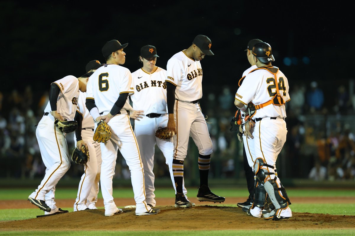 TokyoGiants's tweet photo. 【九回表】巨人 3-4 ヤクルト

4番手 #マルティネス 投手が登板し、悪送球と犠打で一死三塁とされ、フィルダースチョイスで1点を失い、逆転を許す。 https://t.co/21B68Y6u2e