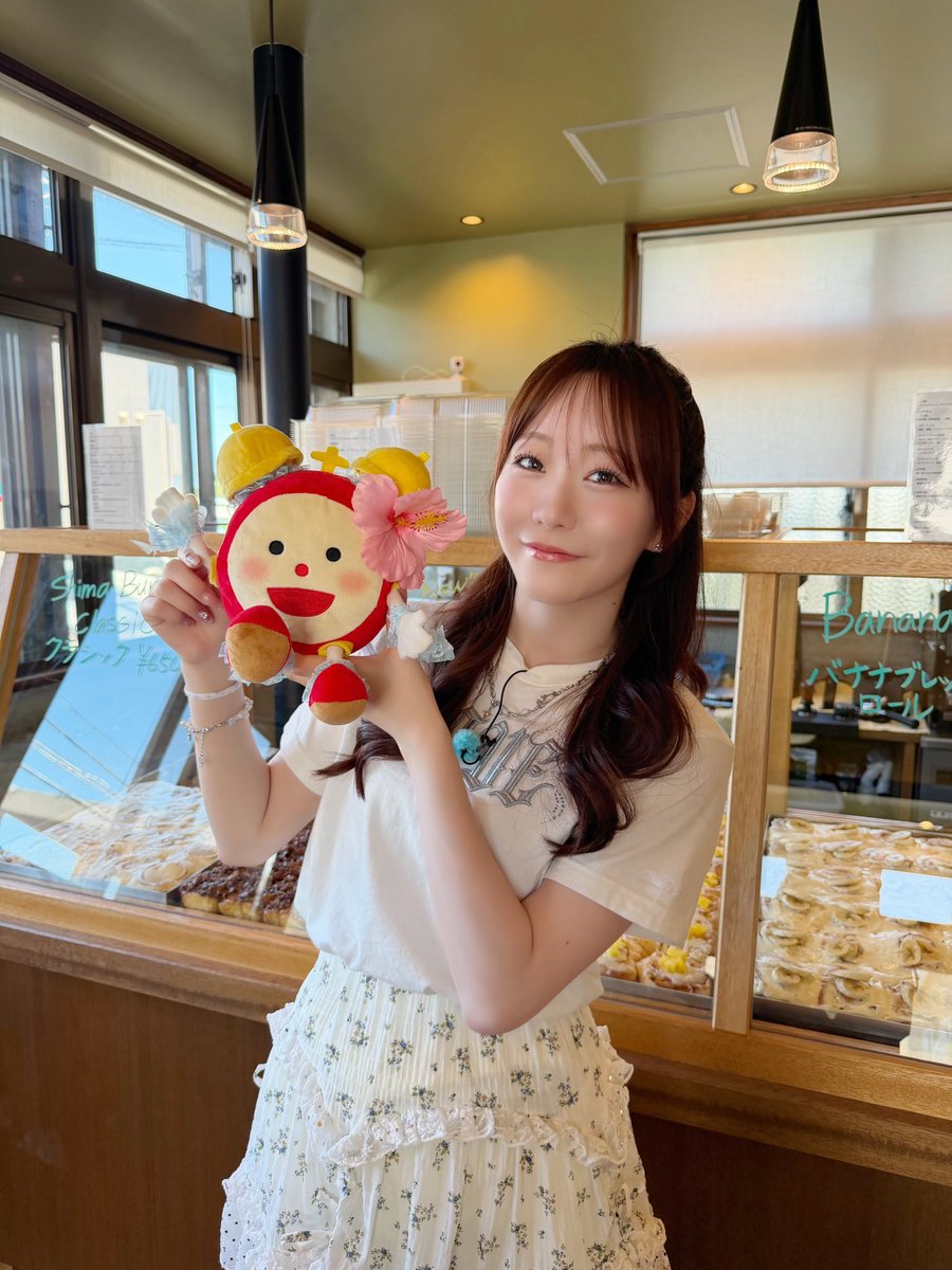 TsubasaGamepper's tweet photo. 【毎日まなふぃへの愛を呟く～180日目～】

なんか毎度のごとくビジュを更新してきてるんだけども、このお嬢様😳

夏らしい涼しげな服装してて、爽やかお姉さんって感じして良き✨️

このビジュを見る度に自問自答する🤔
本当に俺はこんな美女と話したんだよなって‼️

まるで夢のようだ🩵

#真中まな https://t.co/X5qkrlua4c