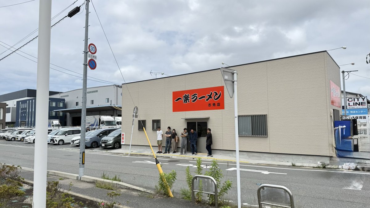 ogopoco26's tweet photo. 福岡県志免町「一楽ラーメン 志免店」
みそラーメン 950円

人気漫画「NARUTO -ナルト-」の作者が通っていたラーメン店として、つとに有名な「一楽ラーメン」

しかし「一楽ラーメン」の系譜を挙げて、と言われたら、福岡人でも、どこまで言えるだろうか？

名島本店
松島店
箱崎店
そして、志免店。

志免店は1987年に開店。現店主と両親で始めたそう。この両親のうち母親が、いまもお店にいるおばあちゃんで、松島店に詰めている創業者とは兄弟だそう（おばあちゃんに直接聞いた）。

なお「一楽ラーメン」出身で知られている店としては、名島本店にいた方が開いた「餃子 一鉄（福岡市中央区）」、津屋崎店の居抜きで継承した「まるにラーメン（福津市）」などがある。

さて、時刻は13時少し前。10人の行列が形成されていて、リニューアルしても変わらぬ人気を保っているようだ。

知ってのとおり、志免店の名物は「でかい唐揚げ」の定食。多くの客がそれを注文している。

なので、ちょっと時間かかるかな？と予想していると、驚くべきスピードで「みそラーメン」が提供された。

この早さは偶然ではない。

豚骨スープベースの「みそラーメン」 は、スープに味噌を溶かすタイプ。油はさほど感じず。野菜類は、丼に後乗せする手法をとっている。チャーシューはなし。麺は芯に硬さを残した食感だ。

わざわざ鍋で煽ったり、野菜を炒めたりしない。スピード勝負の味噌ラーメンだ。

その反面、スープと野菜が明確に分離しており、一体感という点ではやや疑問が残る。

店内の客を見渡せば、味噌ではなく、素直に「ラーメン」を頼む者が多い。

うむ、みんな、よく分かってるな。

「ー楽ラーメン 志免店」を楽しみたいなら、迷う必要はない。

唐揚げ定食。あるいは、ラーメン。いや、やっぱ唐揚げ定食一択かな。

※右下の唐揚げは、6年前に食べたものです