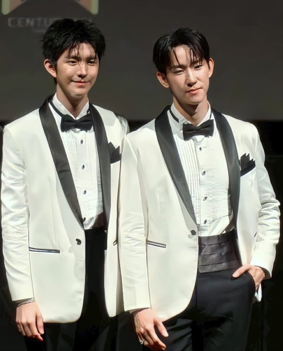 npblent's tweet photo. 🚨VEM AÍ! Durante o evento de Line Up da CUU Thailand, foi anunciado o BL #HalleyBetweenUs protagonizado pelos Thun Thunyatorn & Vin Thanavin, com estreia prevista para 2027.
A trama contará a história de um jovem do ano de 1986 que sonha todas as noites com um garoto do ano de 1961 e que durante uma chuva de meteoros os dois são misteriosamente transportados de suas épocas para os dias atuais, dando início a uma história de romance, fantasia e viagens no tempo.
#CUUThailandlineup2026