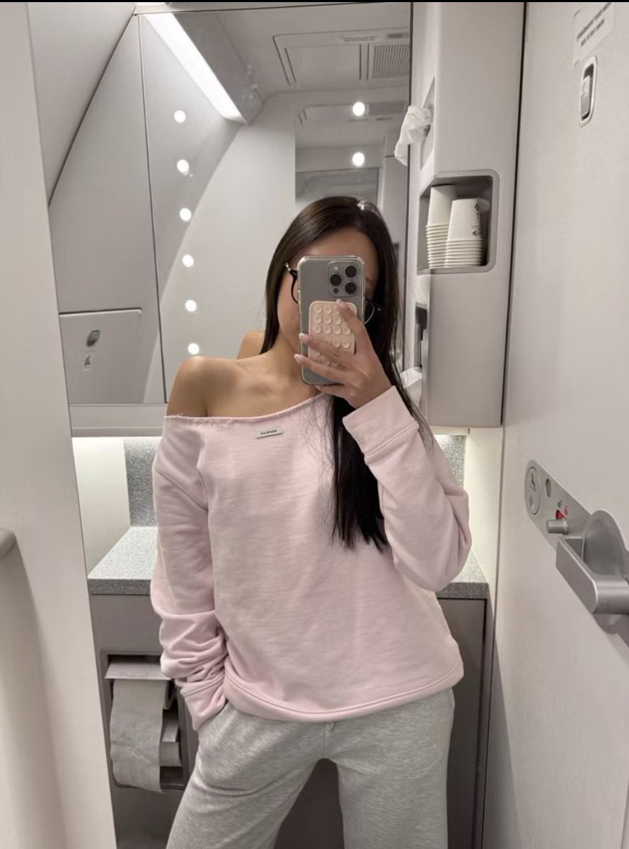 thirteendecs's tweet photo. ตามหาสีชมพู size s ka 🥺

 #ส่งต่อbemyblair https://t.co/K1V1a9iqrM
