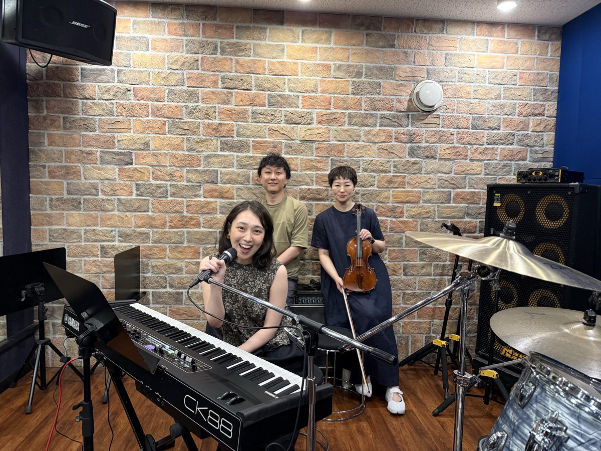 sasagawamiwa's tweet photo. いよいよ、今週金曜日となりました
「LIVE in the DARK」の最終リハ終了。

ネモサゴとのリハ後の集合写真前。
いつかの発表会で弾いた、エルメンライヒの「つむぎ歌」。
思い出し弾きしてみたら、2人も一緒に演奏してくれました☺️

和気藹々。楽しかった。笑

丁寧に歌いたいなって思っています。
DARK本番も楽しむぞ♡

お待ちしております！
