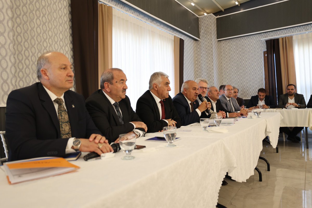 Emrullahakpunar's tweet photo. Aziziye’mizin mahalle muhtarlarıyla bugün oldukça muazzam bir zirve toplantısı gerçekleştirdik.

Bu özel buluşmada kimler yoktu ki! https://t.co/x5OfHsxDge