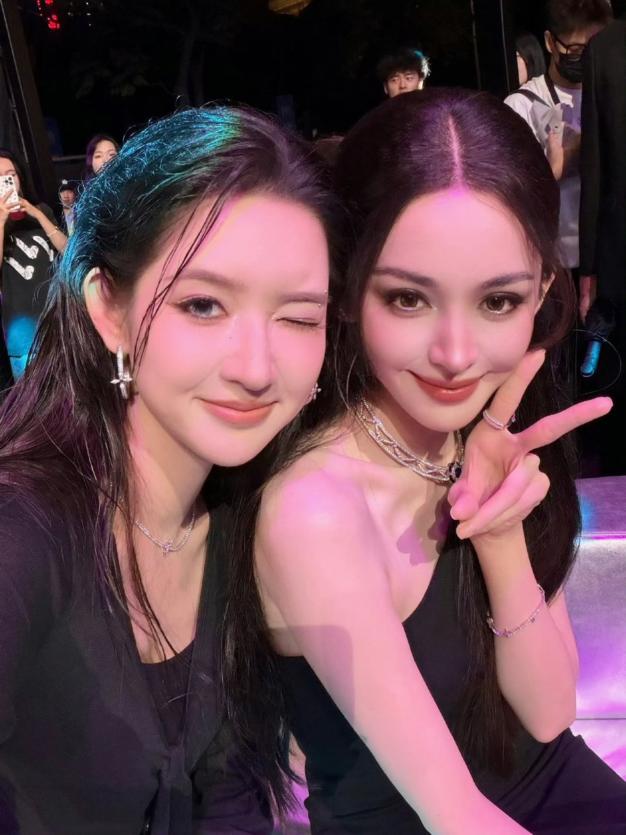 Yuwesn's tweet photo. A fleeting selfie with Nazha Jie... we shared quiet conversations throughout the evening. A fashion event truly comes alive when you find kindred spirits to speak with. While I crossed paths with many others, meeting them was the core of my night. Something truly monumental.. ❤️ https://t.co/utBwhigPgD
