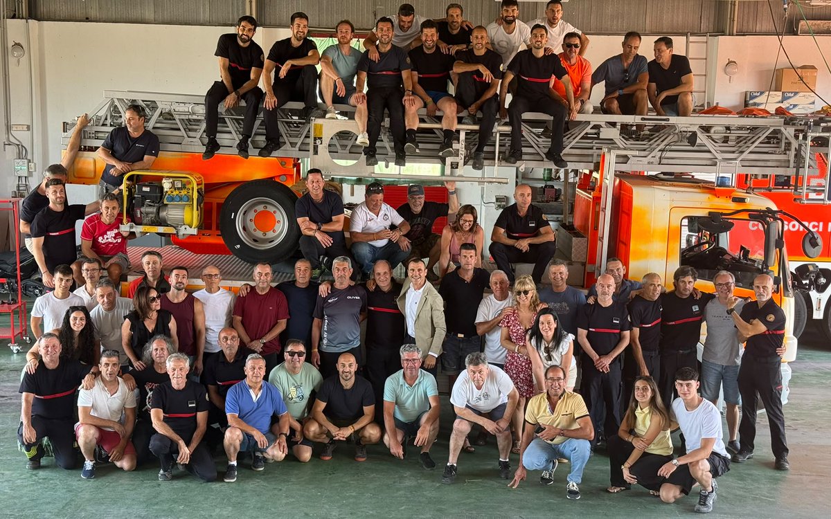 BombersValencia's tweet photo. ❤️👨‍🚒Dia de l’última guàrdia i d’emocions. S’hi ha jubilat Javier Oliver, sergent de Requena, membre històric de @BombersValencia, que ha sigut també cap d’este parc i un dels membres fundadors de la UREC. Els seus companys l'han acomiadat amb molta estima.
💪🏼Sort a la nova etapa! https://t.co/TaWRNszrki