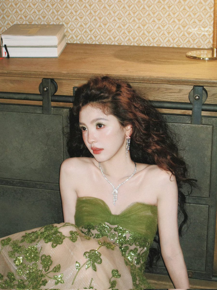 armenitac's tweet photo. ✨ draped in emerald elegance, glowing like a hidden gem that was never meant to blend into the crowd. every sparkle, every curl, every glance tells a story of quiet confidence wrapped in timeless beauty. 🍃💚👑✨ https://t.co/DOnzikE6ue