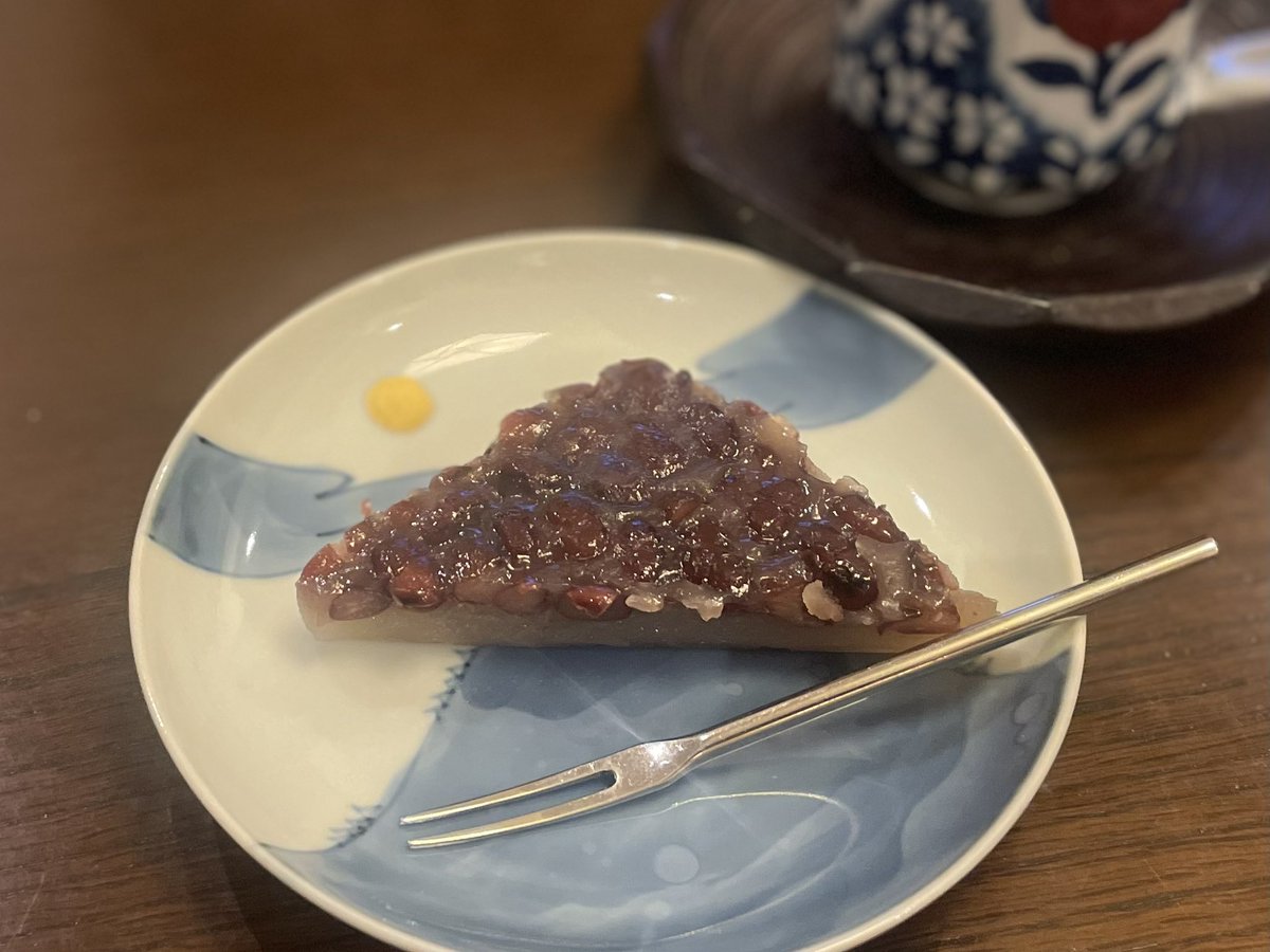 rika_oouchi's tweet photo. 今日は鳥海月山両所宮の「夏越の大祓」に参列させていただきました。

梅雨の季節を迎え、やがて来る暑い夏を無事越えて、後半年の無病息災、健康長寿を祈って茅の輪をくぐります。

この日に京都でいただくのが、伝統的な歳菓子「水無月」です。三角は氷、小豆は魔除けを表しています。

学生時代を京都で過ごした私には馴染みがあり、大好きな和菓子の一つです。

最近は京都以外の地域でも、この「水無月」が作られるようになりました。もちろん、ここ山形でも。
嬉しい。そして美味しかった😋

今日は暑い中ではありましたが、緑に包まれて清々しい参拝でした。
これから迎える暑い夏、無事に乗り越えられそうです😊