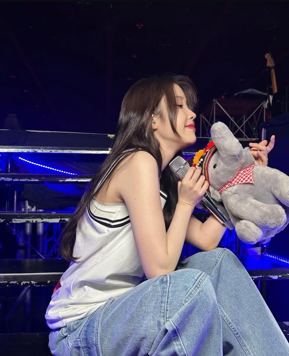 iufairylight's tweet photo. this iu. https://t.co/zeER7uAQOk