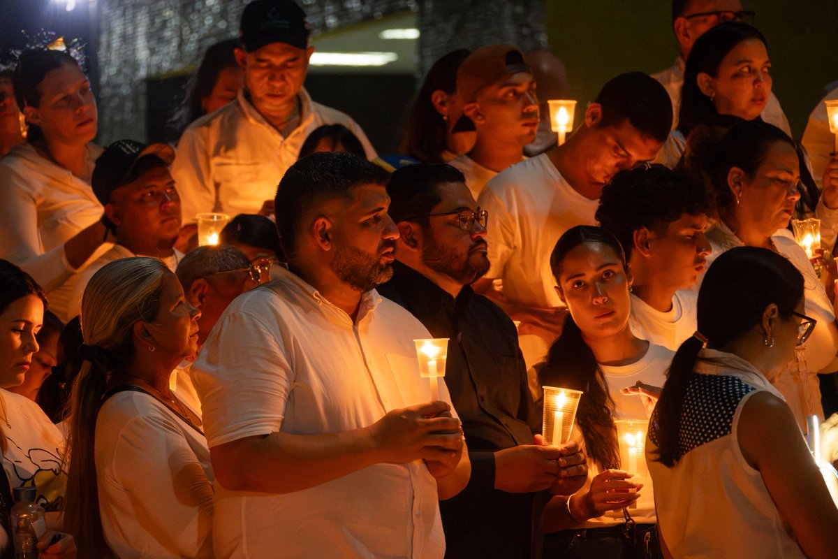 AponteLuisC's tweet photo. En las horas más difíciles, es la fe la que nos sostiene y nos marca el camino. 🕯️🇻🇪
​
Ante la adversidad, nos unimos en  oración y  solidaridad, demostrando con fuerza que los venezolanos no nos rendimos. 

​Siempre he creído que la fe nos recuerda que no estamos solos 🙏 https://t.co/qIIEmJ07FW