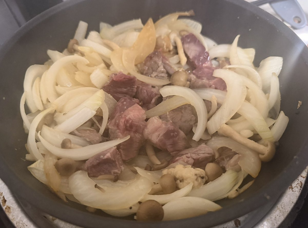 renju72's tweet photo. #天才児カナメ
多分マイブームは過ぎてしまったでしょうけど
＼今日の夕食はハ��シライス！🍛／

玉ねぎ 牛肉 しめじだけのシンプル構成
塩とオリーブオイルの冷や奴を添えて〜 https://t.co/ic8ymltUYs
